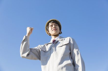 ガッツポーズの男性